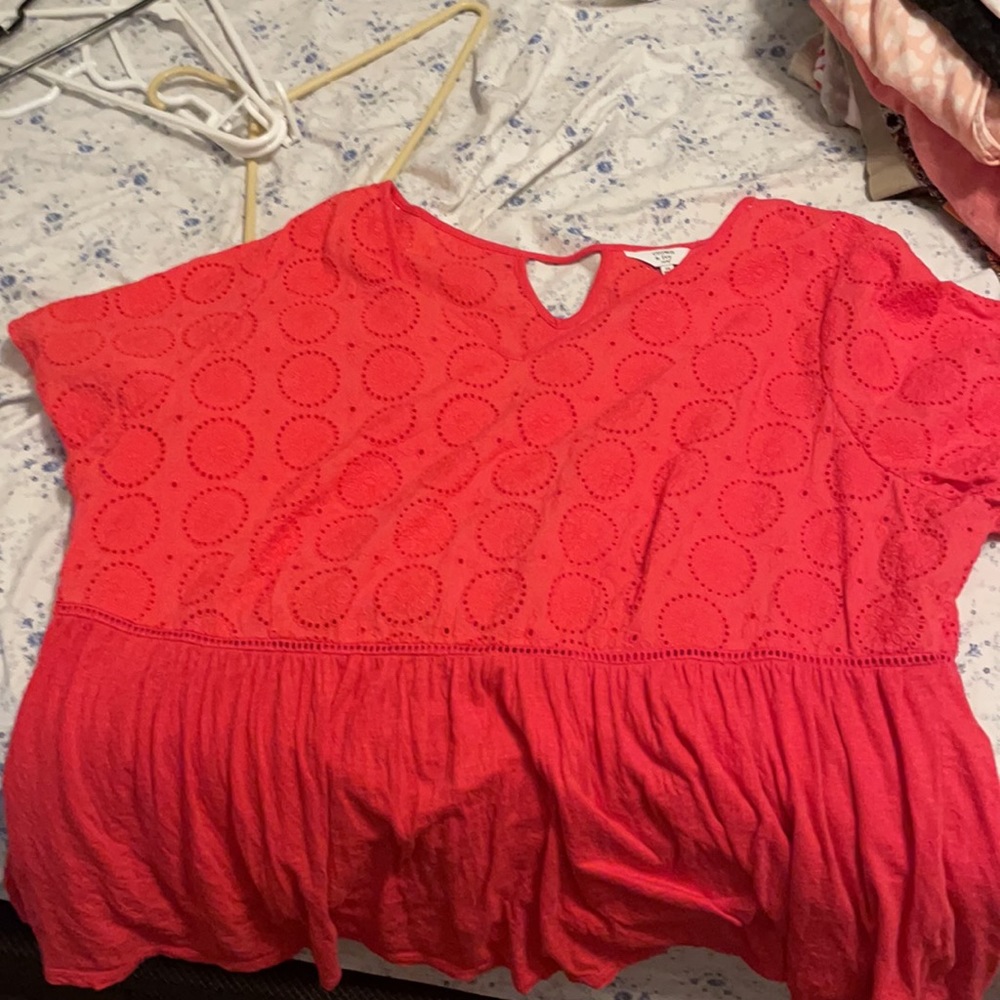 Crown & Ivy Coral Top!
